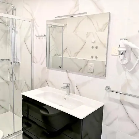 Modern In With Sea View Апартаменти